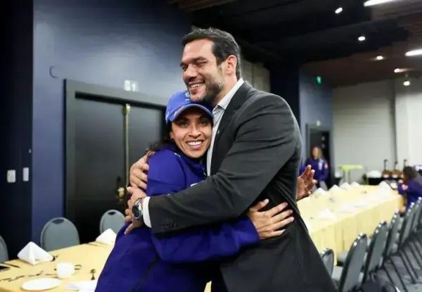 Samir Xaud é eleito presidente da CBF e promete investir no futebol feminino