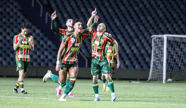 Jogadores do Sampaio Corra comemorando (foto: Ronald Felipe)