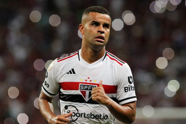 Alisson, meia revelado pelo Cruzeiro (foto: Rubens Chiri / saopaulofc.net)