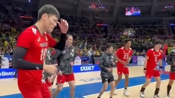 Seleo Japonesa danando ao som de Thiaguinho (foto: Reproduo / SporTV)