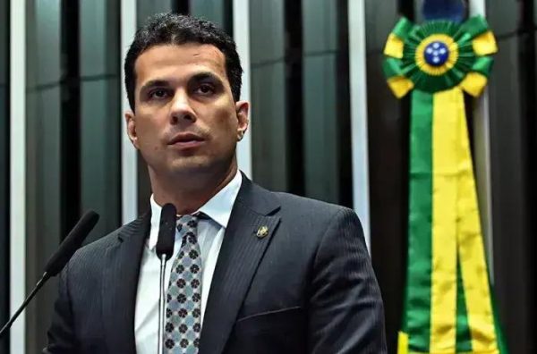 Senador Irajá aponta crise fiscal e censura à mídia no Tocantins