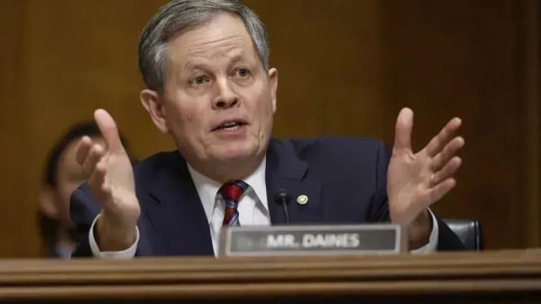 Senador Steve Daines visita China em meio a tensões comerciais com EUA