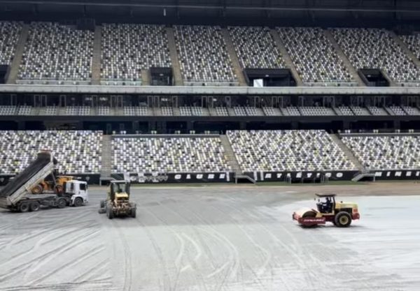 Troca do gramado natural para sinttico na Arena MRV (foto: Reproduo/Instagram Reinaldo)