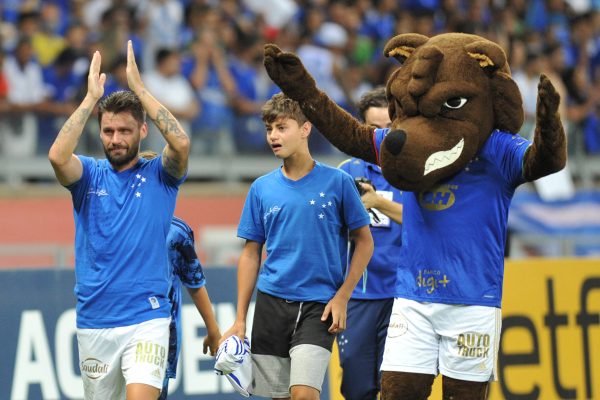 Rafael Sobis se despediu como jogador profissional ao lado do filho, no Mineiro, em jogo entre Cruzeiro e Nutico pela Srie B de 2021 (foto: Ramon Lisboa/EM/D.A Press)