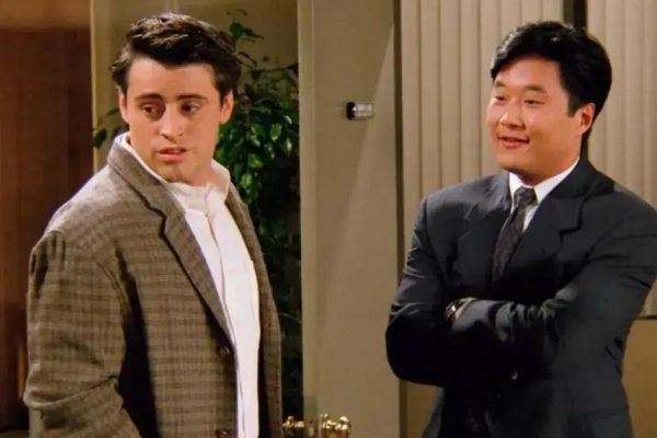 Steve Park revela experiência de racismo no set de Friends: 'Ambiente tóxico'