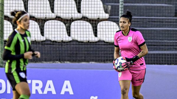 Taluane em ao pelo Amrica contra o Corinthians (foto: Mouro Panda/Amrica)