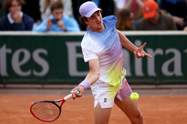 Joo Fonseca durante jogo de Roland Garros (foto: Franck Fife/AFP)