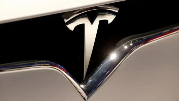 Tesla enfrenta queda histórica após troca de críticas entre Musk e Trump