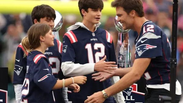 Tom Brady reflete sobre impacto emocional em filhos após programa de comédia