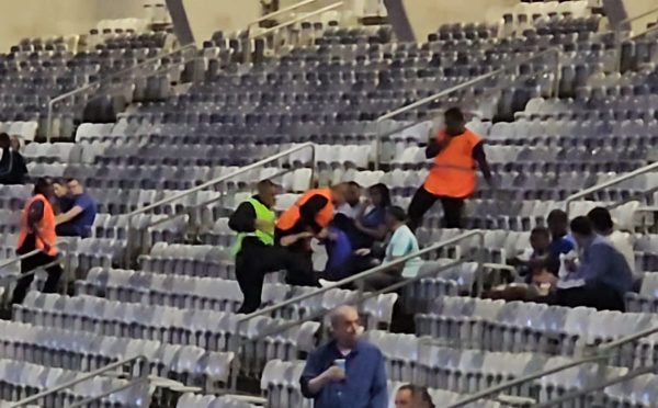 Torcedor do Cruzeiro  pego por seguranas ao tentar mudar de setor no Mineiro (foto: Reproduo/No Ataque)