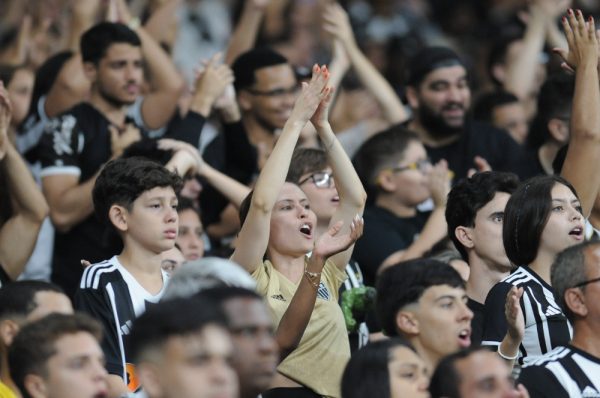 Torcedores do Atltico no Mineiro durante empate com o Amrica (foto: Alexandre Guzanshe/EM/D.A Press)