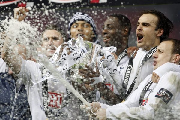 Jogadores do Tottenham comemoram ttulo da Copa da Liga Inglesa em 2008 (foto: Adrian Dennis/AFP)