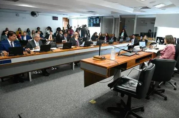 Trabalhador pode acompanhar esposa em tratamento contra câncer, decide CAS