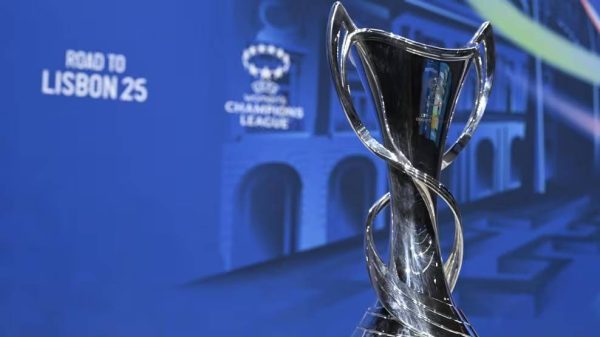 Trofu de campeo da UEFA Champions League Feminina 2024/2025 (foto: UEFA Champions League/Divulgao)