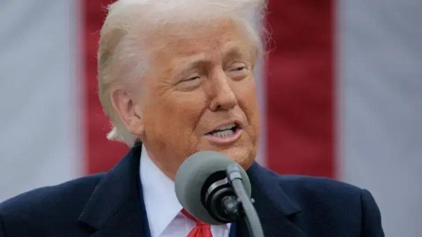 Trump oficializa acordo tarifário com o Reino Unido e promete mais