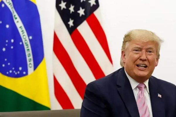 Trump propõe taxa sobre remessas de imigrantes brasileiros nos EUA