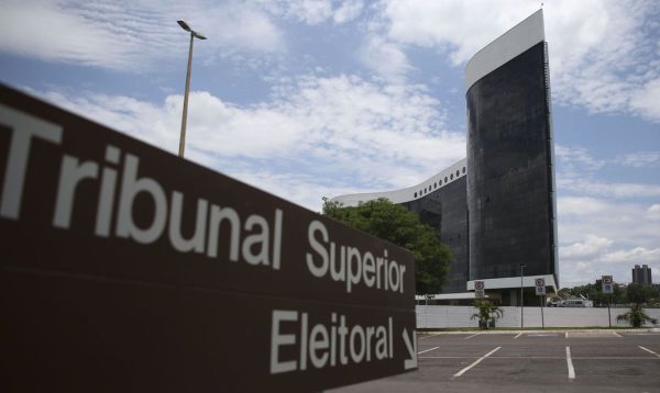 TSE inicia julgamento de três ações contra Bolsonaro