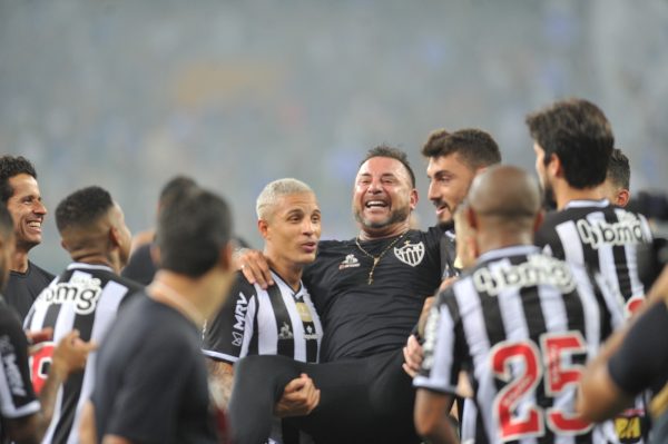 Turco Mohamed  celebrado pelos jogadores do Atltico aps ttulo mineiro em 2022 (foto: Alexandre Guzanshe/EM/D.A Press)