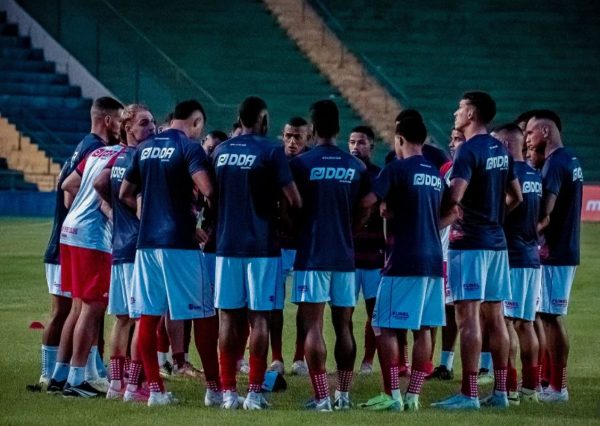 Jogadores do Uberaba em treino (foto: Uberaba/Divulgao)