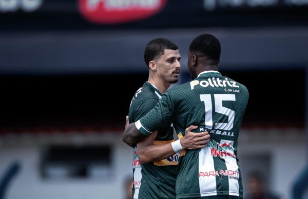 Jogadores do Uberlndia em campo (foto: Cris Mattos/FMF)