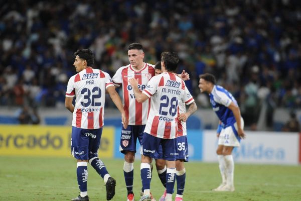 Jogadores do Unin em duelo com Cruzeiro, no Mineiro, pela Sul-Americana (foto: Alexandre Guzanshe/EM/DA Press)