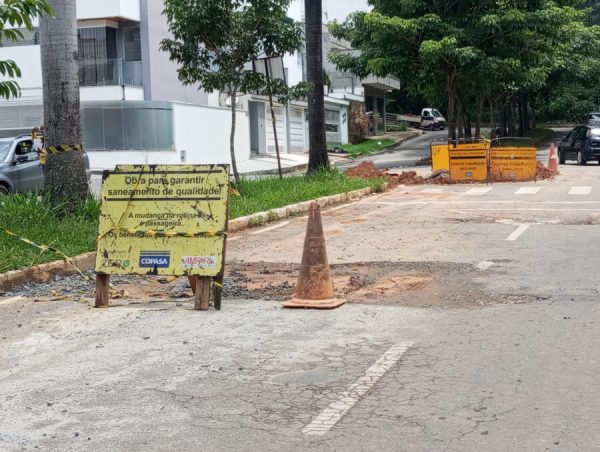 Obra da Copasa na avenida 14, no bairro Eldorado, gera transtorno para motoristas