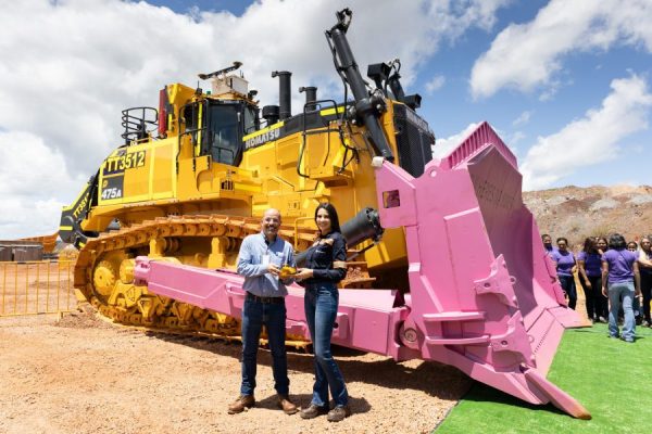 Em parceria com a Anglo American, Komatsu entrega trator montado por time 100% feminino