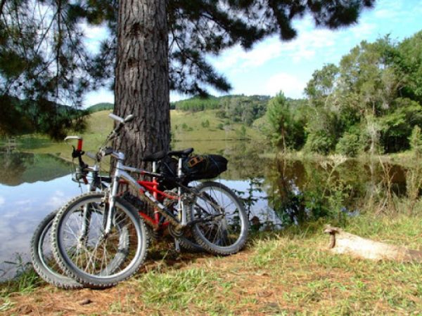 Circuito de Cicloturismo Vales dos Tropeiros recebe sinalização em Timóteo