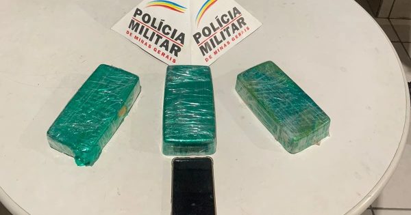 Barras de crack são encontradas escondidas em painel de veículo em Fabriciano