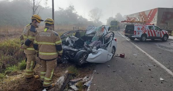 Acidente entre carro e carreta na BR-262, em MG, deixa quatro mortos