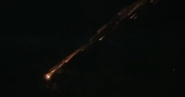 Rastro de luz no céu registrado no Vale do Aço pode ser de foguete da SpaceX