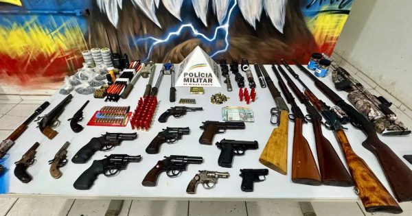 Casal é preso com 20 armas de fogo após abordagem a veículo em Ipatinga
