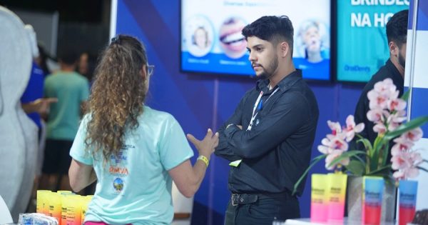 Siderúrgica Usiminas amplia dialogo com a comunidade em stand na Feiraço 2025