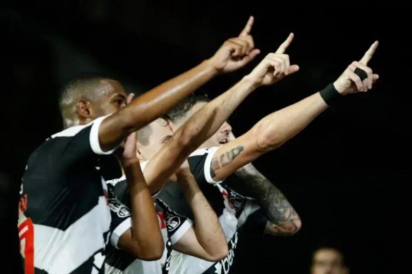 Vasco encerra jejum com vitória convincente sobre o Fortaleza no Brasileirão