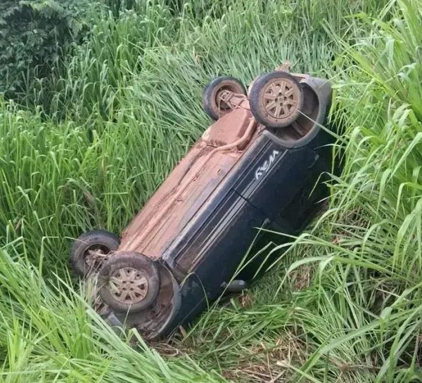 Veículo tomba na descida da avenida Maanaim em Fabriciano