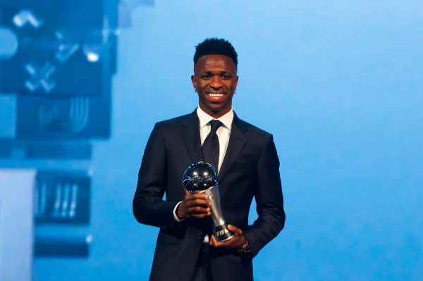 Vinicius Jnior com o trofu de melhor do mundo do Fifa The Best (foto: Karim Jaafar/AFP)