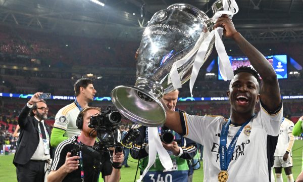 Vinicius Jnior com a taa da Champions League (foto: AFP)