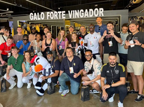 Mike Muscala em foto com colegas do Programa de Sports Administration da Universidade de Miami na Arena MRV (foto: Arena MRV/Divulgao)