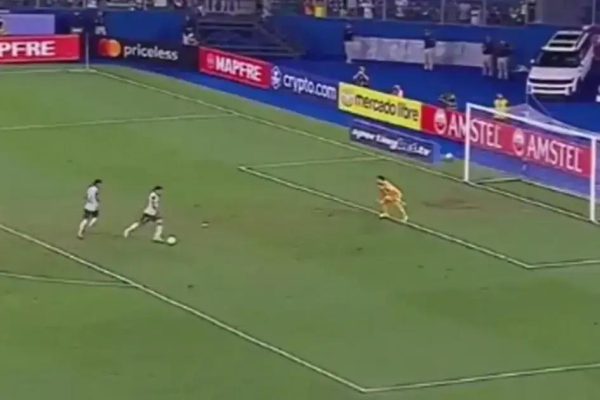 Lance do gol perdido por Vitor Roque