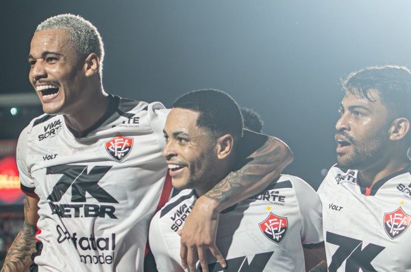 Jogadores do Vitria comemoram gol (foto: Victor Ferreira/Vitria)