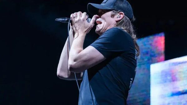 Vocalista do 3 Doors Down, Brad Arnold, é diagnosticado com câncer renal em estágio avançado