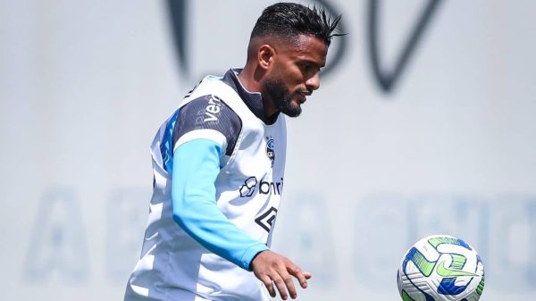 VÍDEO: - você não vai acreditar no golaço que - Reinaldo fez no treino