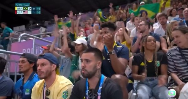 Gabriel Medina, Bruninho, Rayssa Leal e Rebeca Andrade assistindo  Seleo Brasileira Feminina de Vlei (foto: Reproduo/TV Globo)