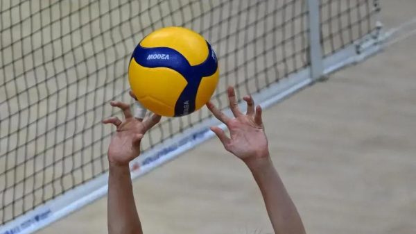 Bola durante jogo da VNL Feminina