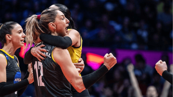 Gattaz e Natinha, jogadoras de vlei do Praia Clube, celebrando ponto no Mundial de Clubes (foto: Divulgao/FIVB)