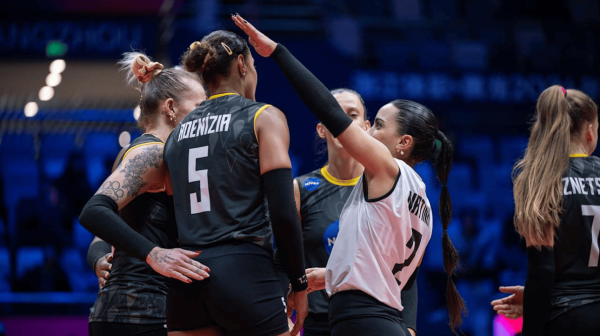 Jogadoras de vlei do Praia Clube comemorando ponto no Mundial de Clubes (foto: Divulgao/FIVB)