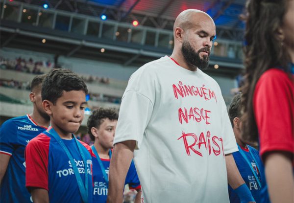 Acompanhado do filho, Z Welison entrou em campo com uma mensagem antirracista na camiseta (foto: Mateus Lotif/Fortaleza)