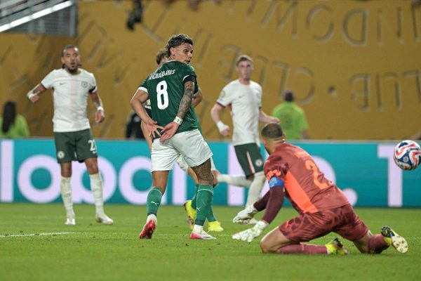 Gol contra deu vitria para o Chelsea no fim do jogo (foto: JUAN MABROMATA/AFP)