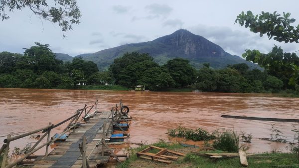 Rio Doce oscila, atinge cota de atenção e baixa, acompanhe em tempo real