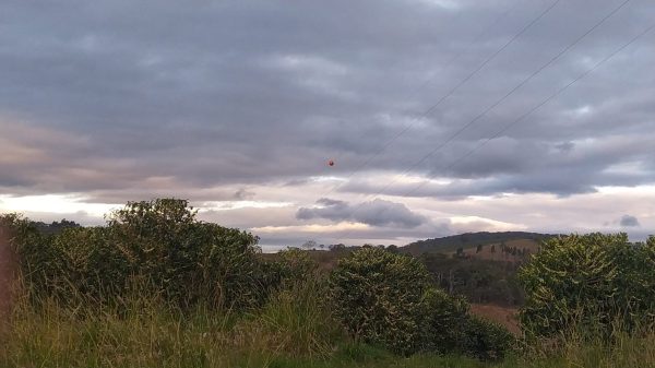 Caso Marília Mendonça: esfera de sinalização é colocada em cabo da torre de energia onde avião da cantora bateu, em MG | Vales de Minas Gerais